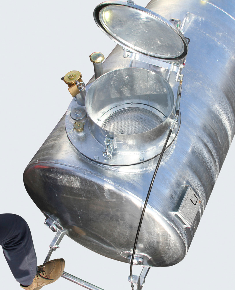 The funnel with coarse insert has a capacity of approx. 30 litres.