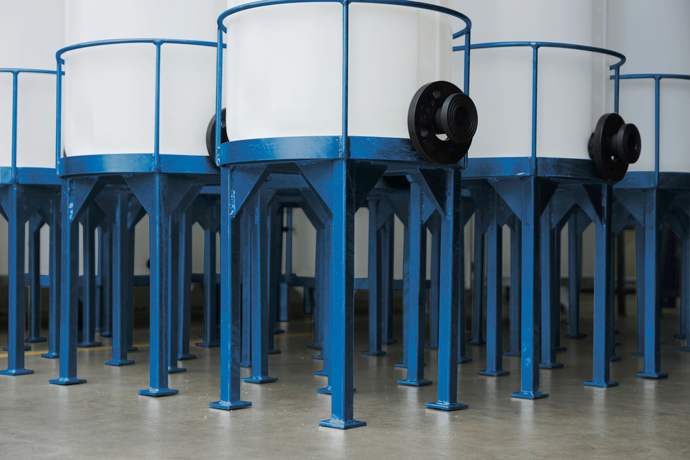 Plattform av pulverlackerat stål för cylindrisk lager- och uppsamlingsbehållare med en volym från 60 liter.