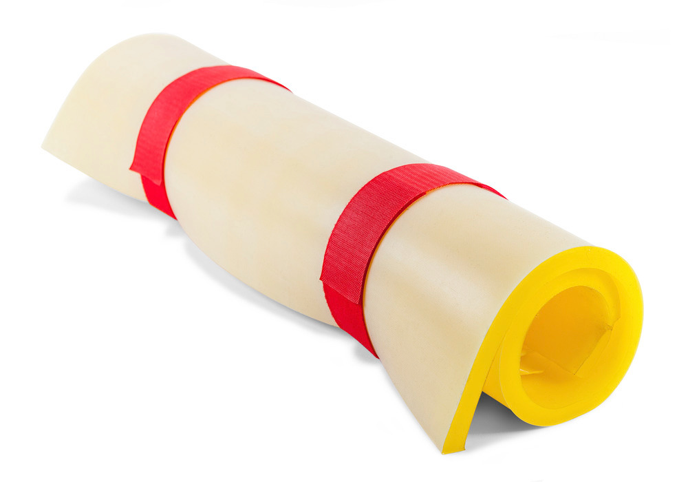 The white protective foil attached to the mat prevents the mat from "sticking" when it is rolled up. Two velcro strips in signal red allow easy storage and quick access when needed.