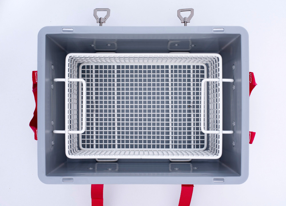 The made to measure, powder coated metal basket ensures a distance of 3 cm from the inner edge of the transport box. The batteries can be easily removed using the basket.