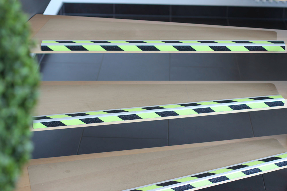Protišmyková schodová hrana, 2x fluorescenčný pruh, R13, š 610 mm, typ B