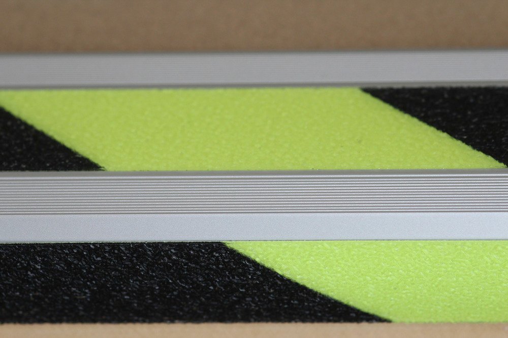 Perfil de borde para peldaño antideslizante, fluorescente de día, R10, ancho 610 mm, para atornillar
