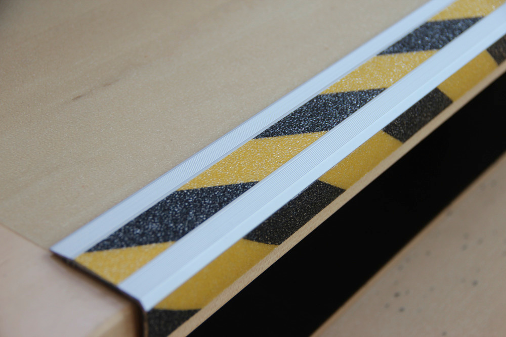 Sklisikker trappeprofil, Easy Clean, sort/gul, B 1000 mm, til å skru på
