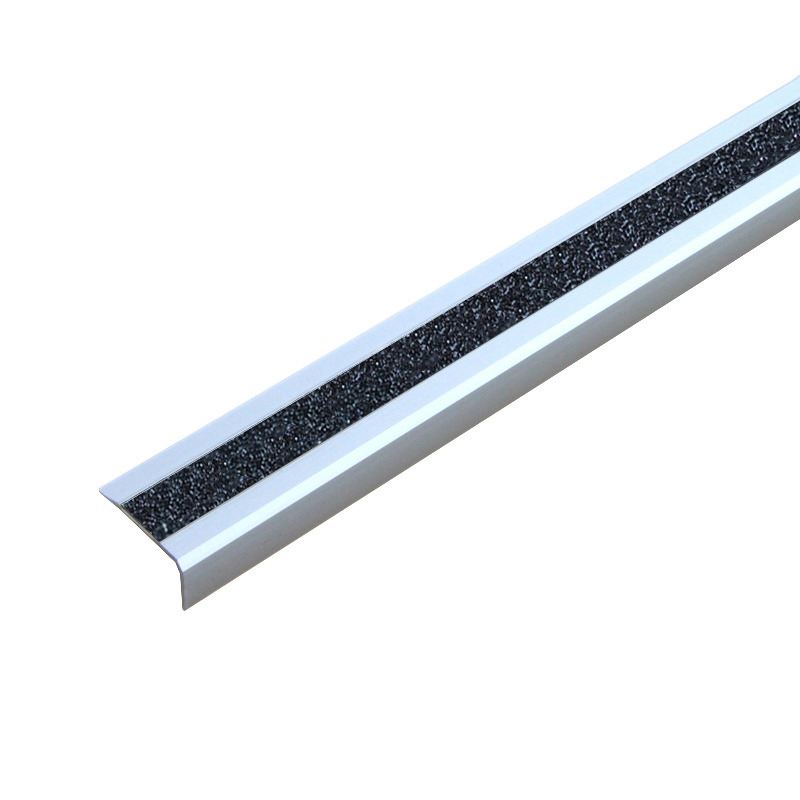 Protiskluzová nášlapná schodová hrana, Aluminium m2, třpytivý černý pruh, š 610 mm, typ B