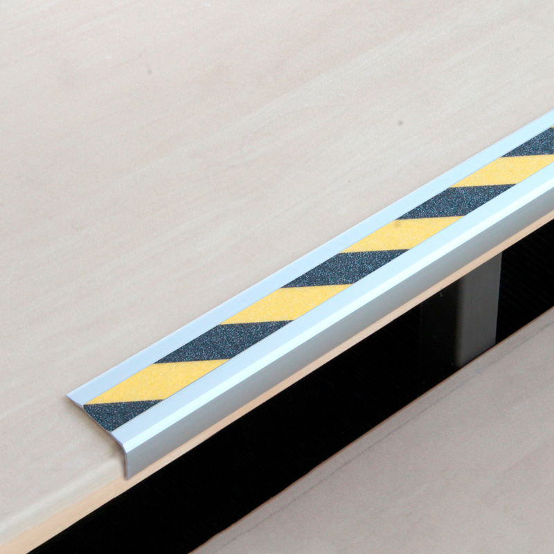 Perfil de borde para peldaño antid., aluminio m2, Easy Clean, negro/amarillo, ancho 610 mm, adhesivo