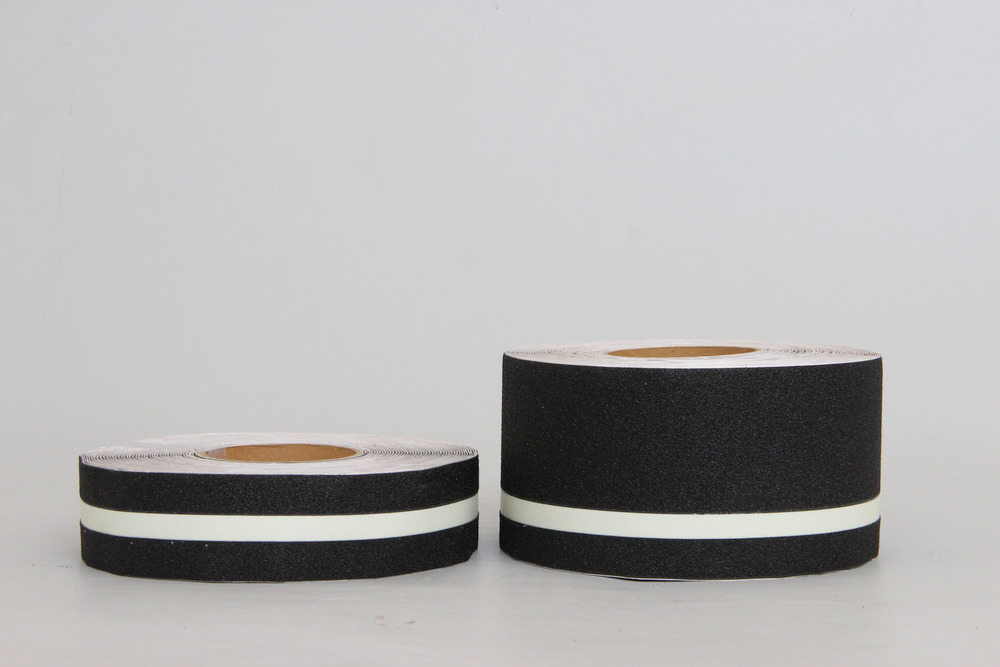 Protišmyková páska™, multifunkčná, čierna, fotoluminiscenčný pruh, rola 50 mm x 18,3 m
