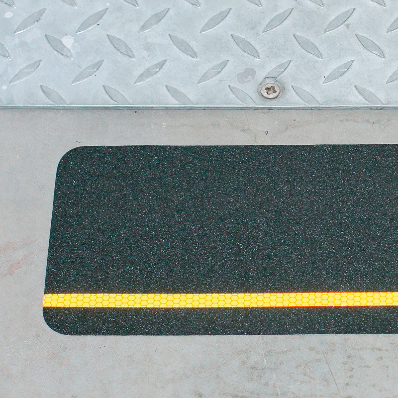 m2-Antirutschbelag™, Multifunktionsbelag, schwarz, refl.,Streifen gelb 150 x 610 mm
