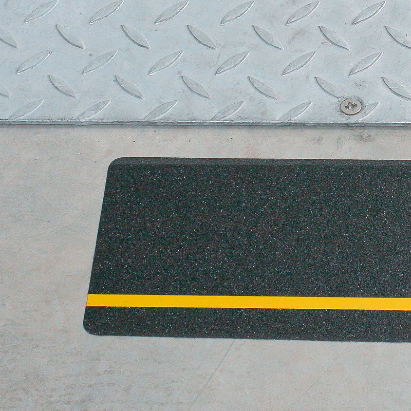 m2 protišmyková podložka™, multifunkčná, čierna, žlté pruhy, 150 x 610 mm