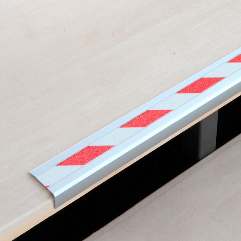 Sklisikker trappeprofil, aluminium m2, rød/hvit, B 800 mm, materialtykkelse 4 mm