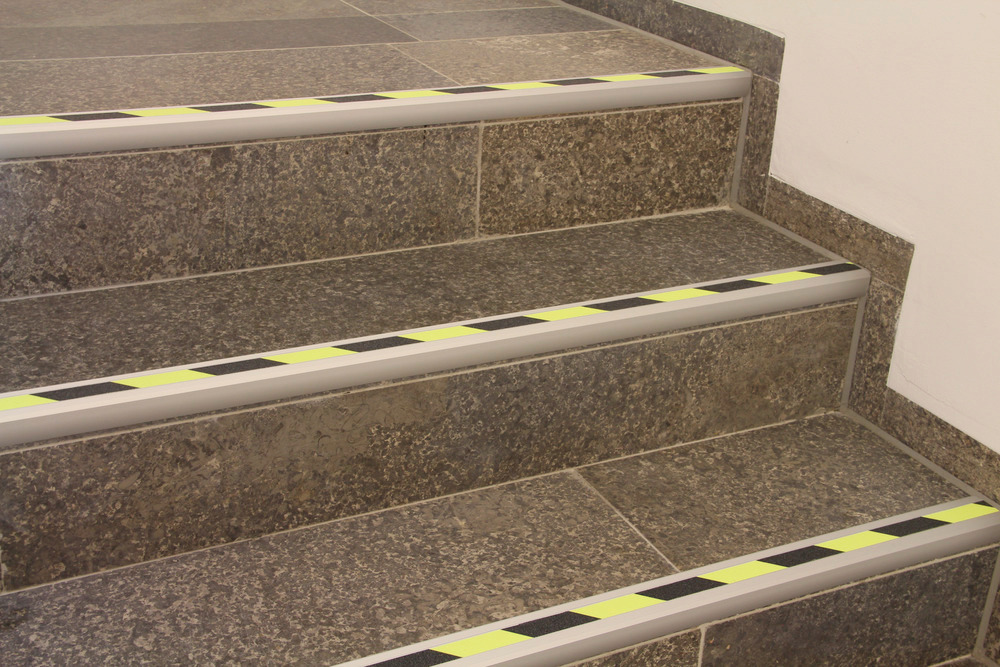 Protišmykový nášľapný profil na schod, alumínium m2, fluorescenčný, R10, š 800 mm