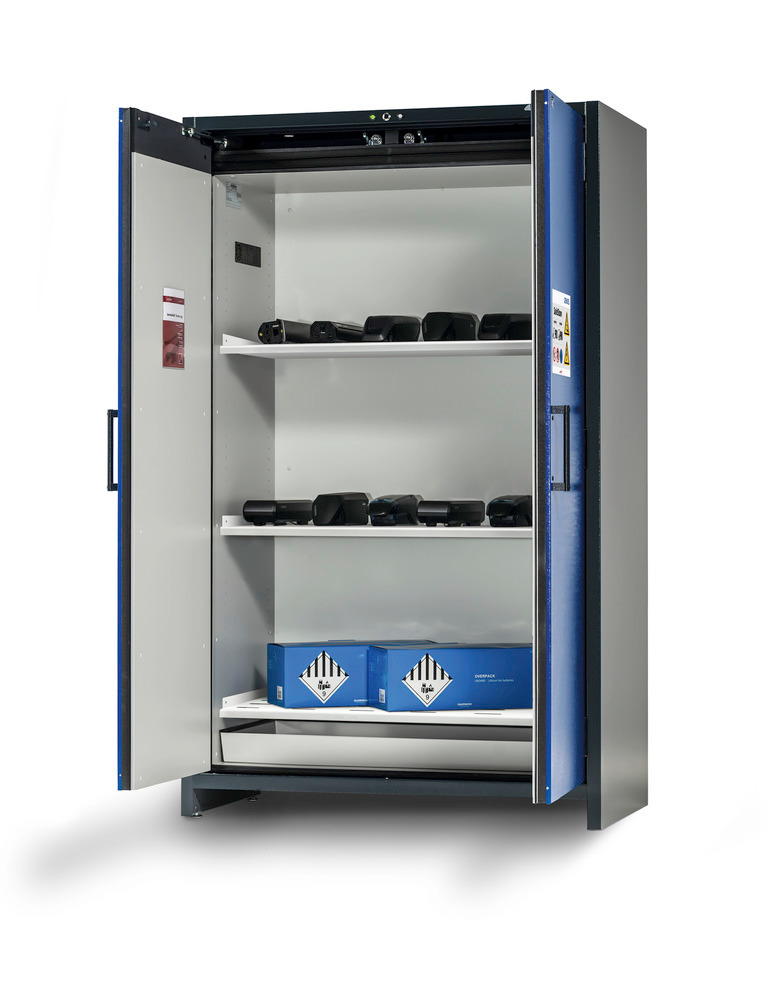 Los estantes son de altura regulable en todos los armarios no destinados a la carga de baterías Color del cuerpo siempre en gris antracita (RAL 7016), puertas batientes en azul genciana (RAL 5010)