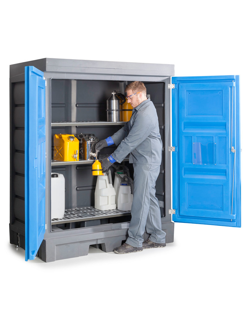 Dispensing work can be safely carried out at the PolySafe Depot D with plastic shelf, using the integral spill pallet.