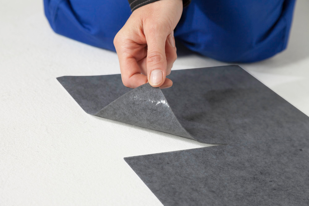 The self-adhesive PE film on the bottom prevents the absorbed liquid from seeping through and keeps the floor clean.
