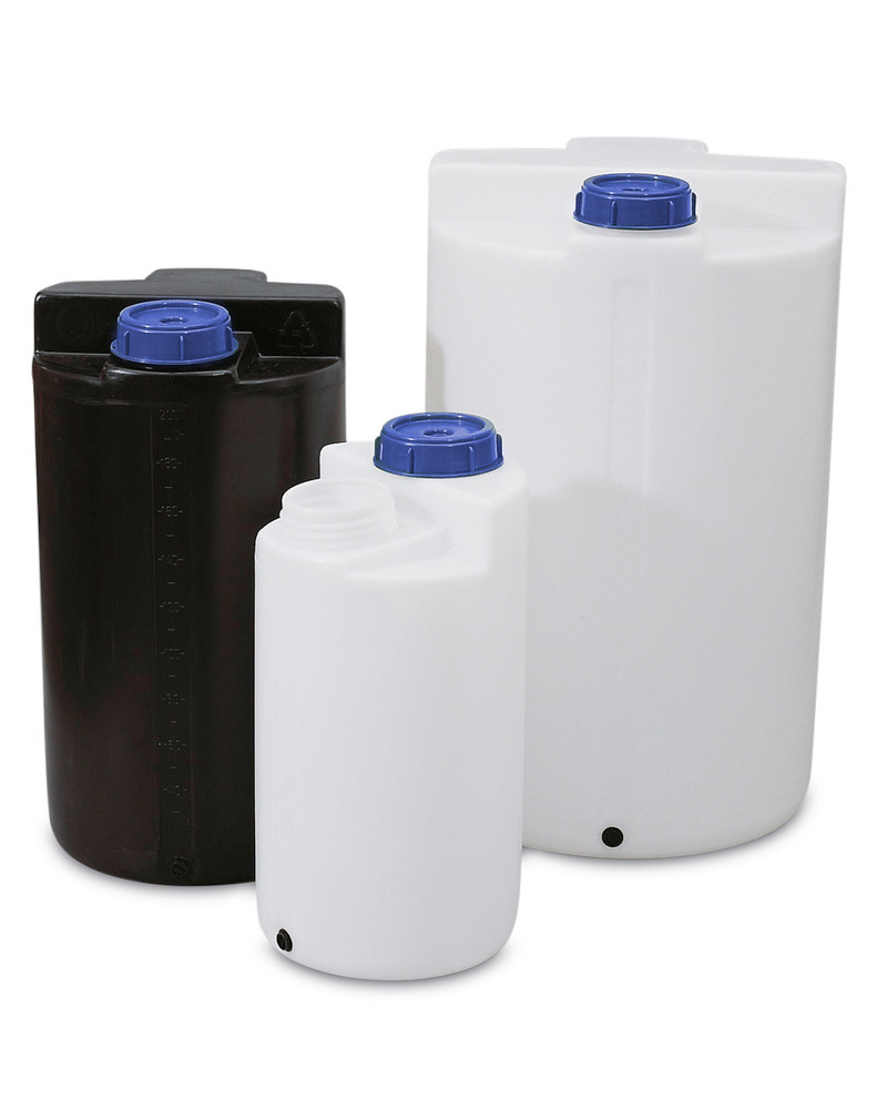 Cuves cylindriques de dosage et de stockage, avec un volume de 200 à 500 litres.