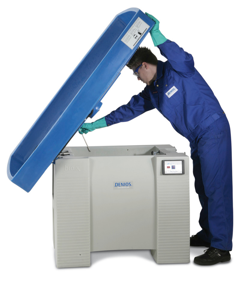 Le réservoir pour le liquide de nettoyage et les composants techniques sont faciles d’accès grâce à la surface de travail inclinable.