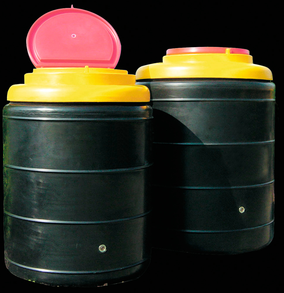 Sammeltanks aus Polyethylen (Volumen 300 und 500 Liter) mit Leckage-Anzeige im unteren Bereich der Vorderseite.