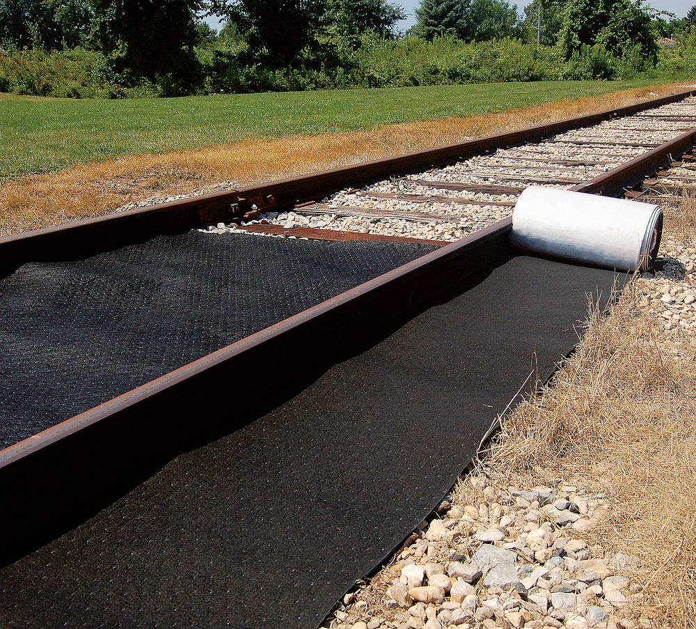 Utilisation sur voie ferrée : le tapis large s'insère précisément entre deux rails. Le tapis étroit permet de protéger les bas-côtés.