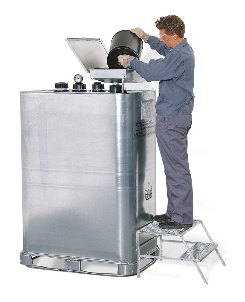 Lagringstank TA (finns med 700 eller 1000 liters volym) som samlingsbehållare, påfyllningstratt och fotsteg med 2 nivåer kan fås som tillbehör.