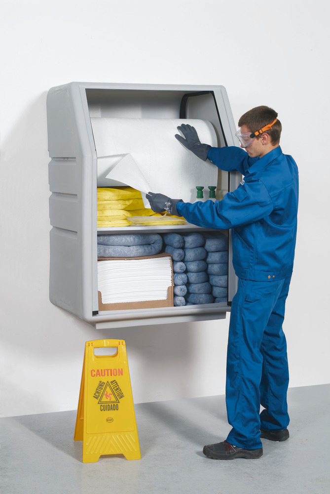 Les absorbants sont rapidement accessibles. L’armoire de sécurité peut se fixer au mur, pour encore plus d'ergonomie de travail et de gain de place.