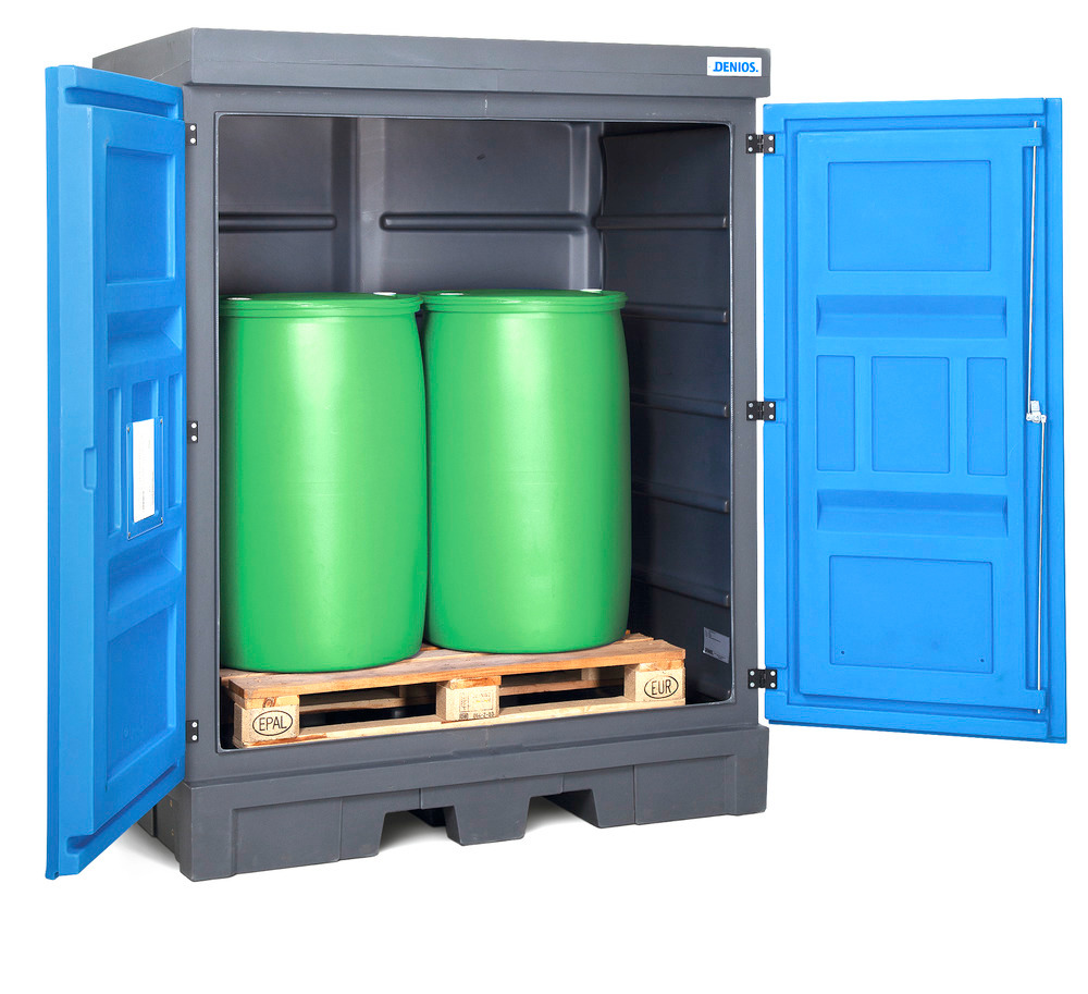 Depósito para químicos PolySafe tipo D con puertas, para la colocación de hasta 2 bidones de 200 litros sobre un europalet. Para la colocación directa de bidones individuales o pequeños recipientes se requiere una rejilla en PE adicional