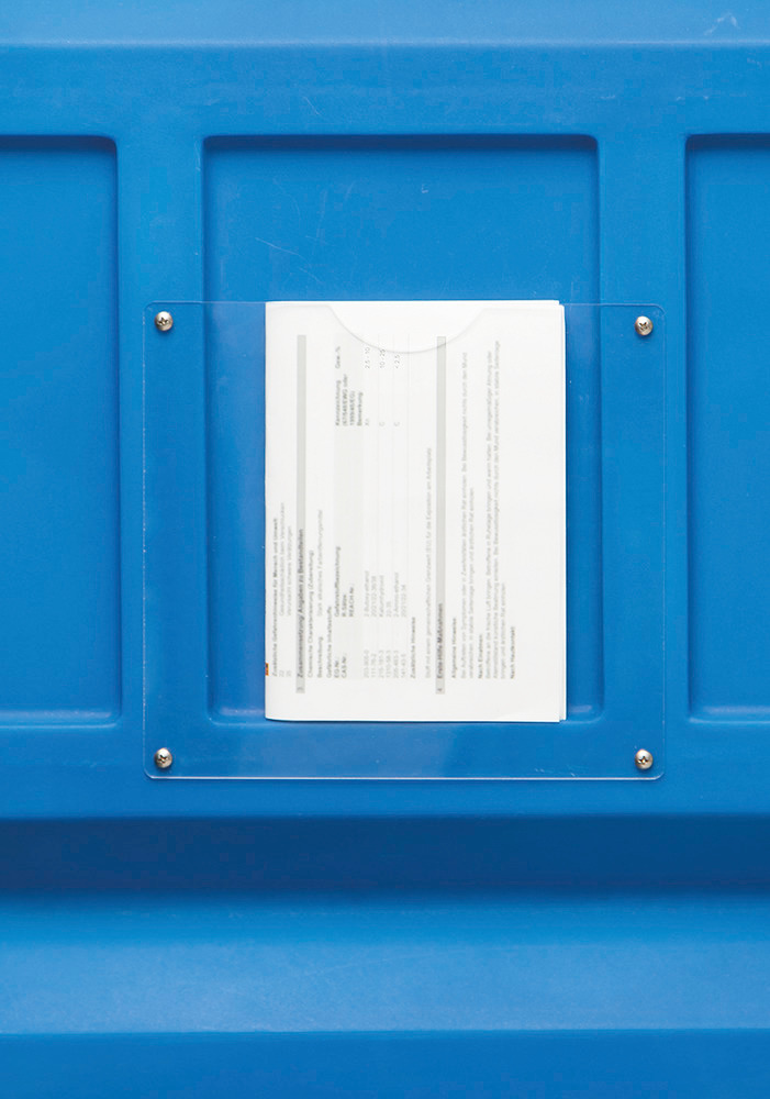 El compartimento transparente de la puerta puede ser utilizado para colocar las fichas de datos de seguridad, o por ejemplo para los guantes o gafas de protección.