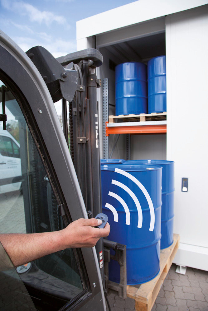 The practical remote control allows the electric sliding doors to be easily operated from the forklift, saving time