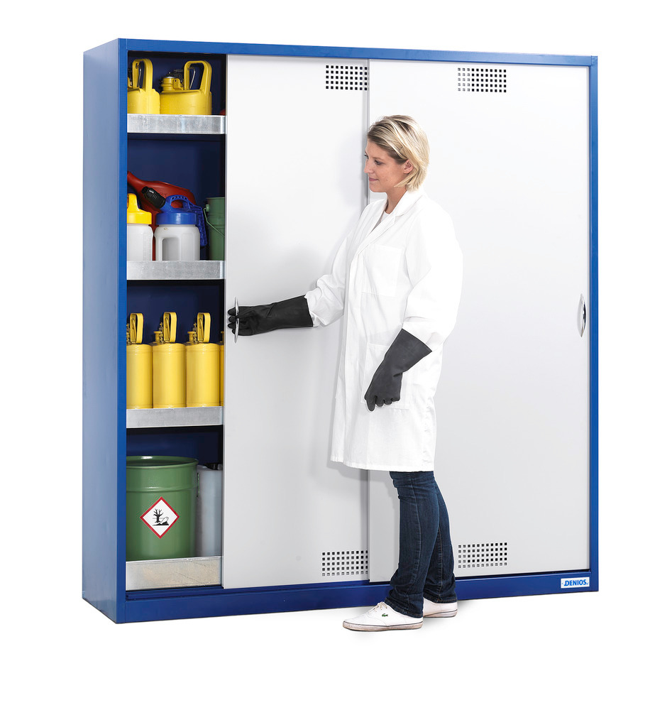 With one movement you gain access to everything inside the cabinet. Adapt the height of the spill tray shelves to the size of the containers being stored In this way both small and large containers can be stored in one cabinet