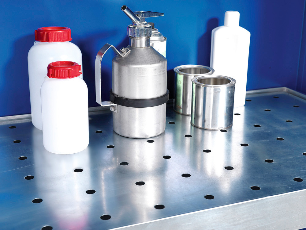 Les tôles perforées protègent les bidons et produits de l'armoire en cas de fuites de liquides (ne pas utiliser en combinaison avec des bacs inserts en PE).