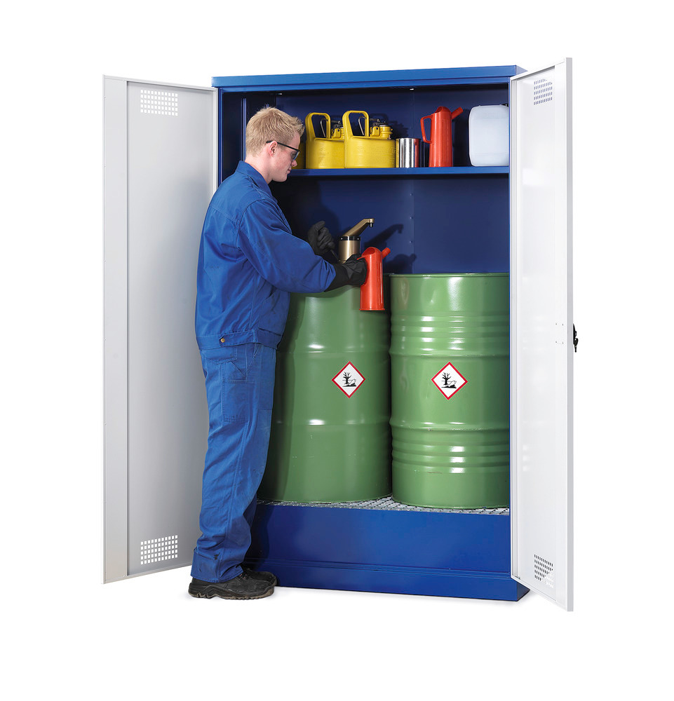 W obszernej szafie na chemikalia można składować maks. 2 beczki po 200 l. Pompowanie może się odbywać bezpośrednio w szafie nad wanną wychwytową. Półka wkładana dostępna w ramach opcji.