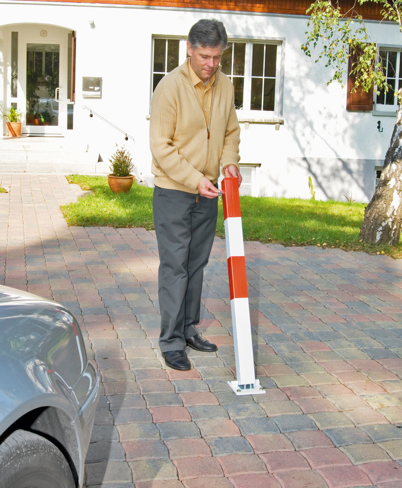 Sklopný parkovací sloupek k dodání dle volby s cylindrickým zámkem nebo se zámkem na trojhranný klíč