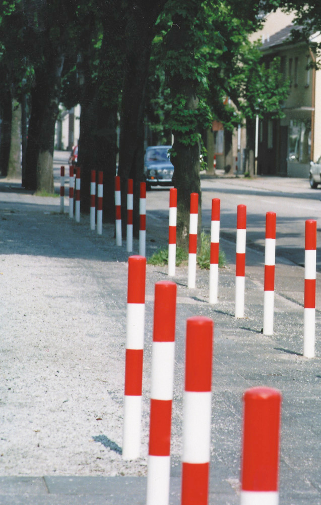 Poteaux en acier (rouge/blanc) pour délimiter les voies de circulation, les voies piétonnes, les parkings etc.