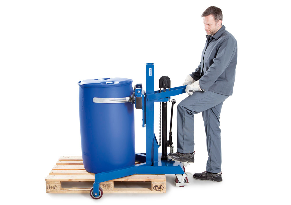 Euro pallets can be reached over so that a drum in the centre can easily be accessed