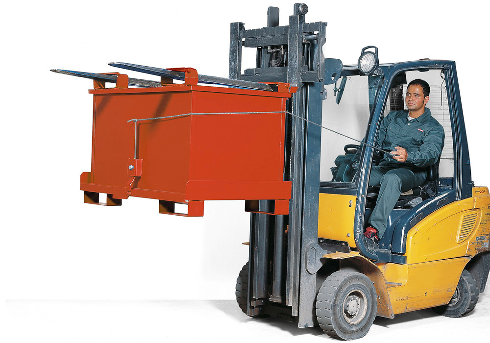 Fork lift truck pockets on the top edge of the skip ensure ease of transportation