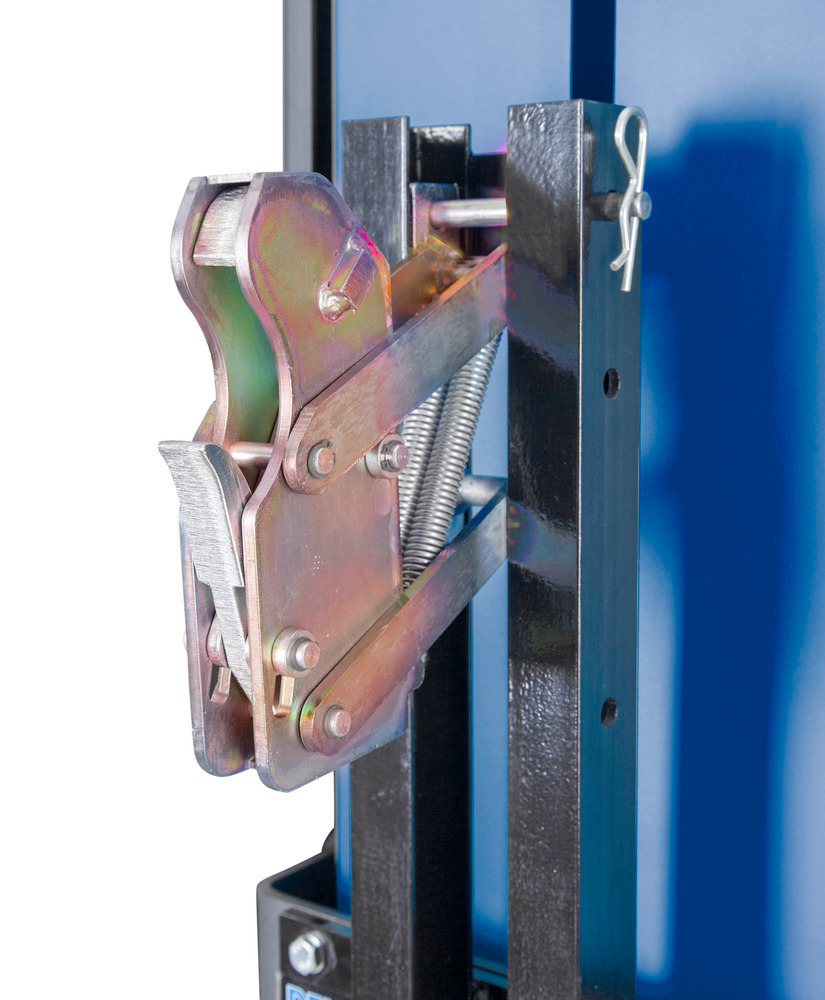 M típusú hordófogó - biztonságosan megfogja és tartja a 200 literes acél hordókat.