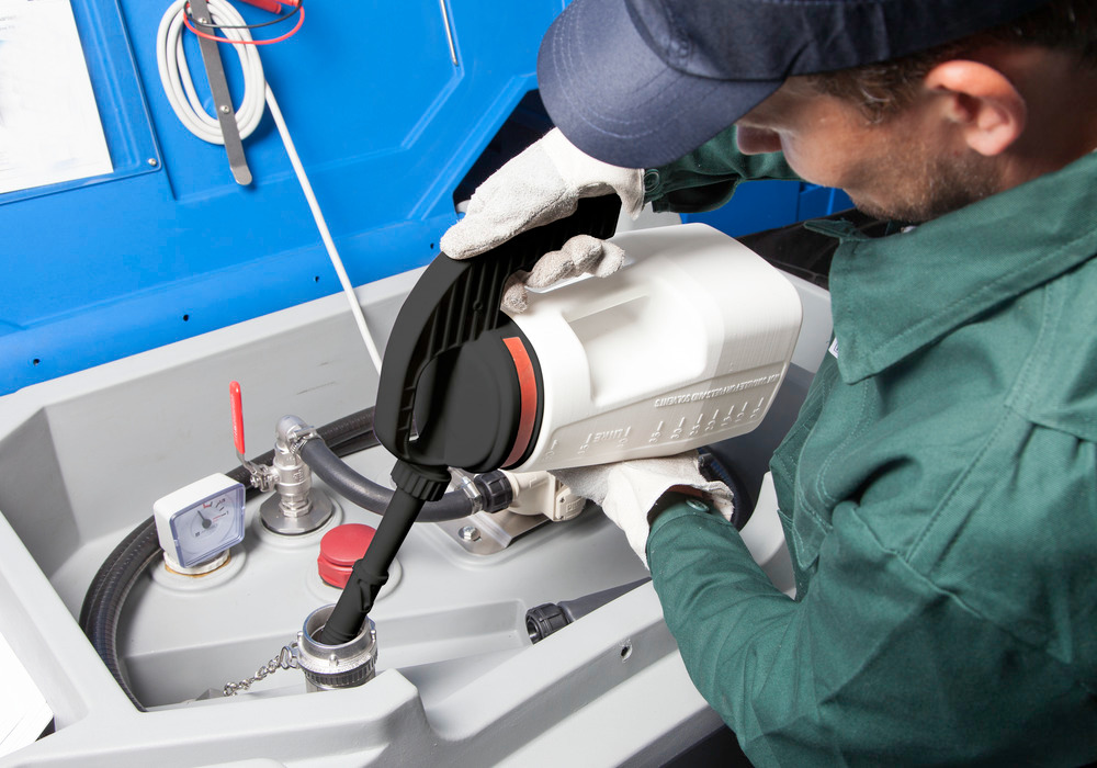 Pojemnik do nalewania FALCON LubriFlex z długą wylewką gwarantuje bezpieczne i czyste nalewanie także w trudniej dostępnych miejscach
