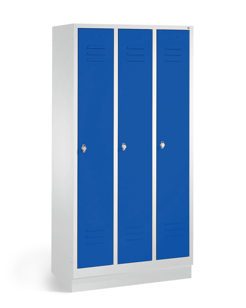 Garderobeskab Cabo, 3 sektioner, B 900, D 500, H 1800 mm, med sokkel, grå/blå døre